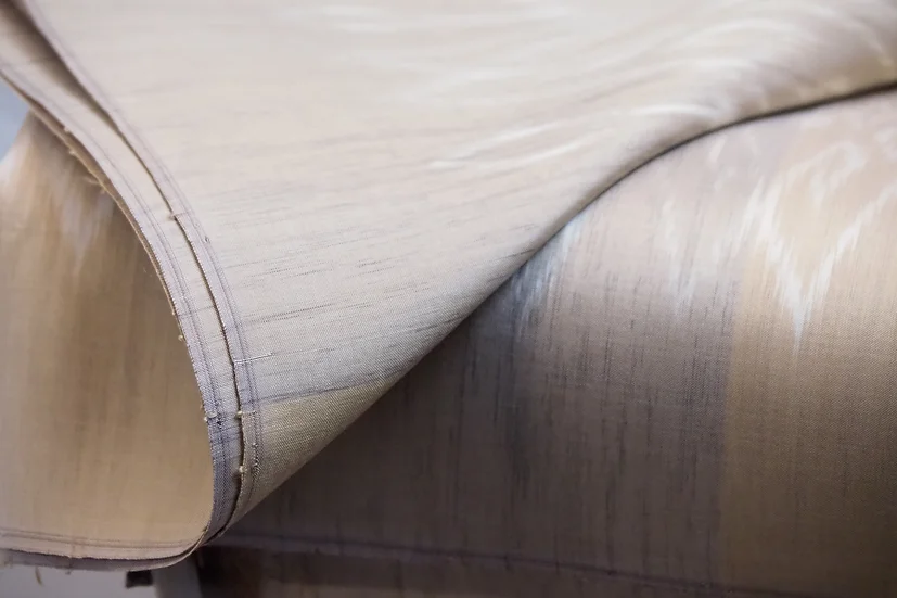 (ผ้าชุด)ไหมมัดหมี่ชุด 3ตะกอ ไหมแท้ (ผ้าลาย 2หลา+สีพื้น2หลา) พื้นสีน้ำตาลทองมุขสุข รหัส M3-CT-102766