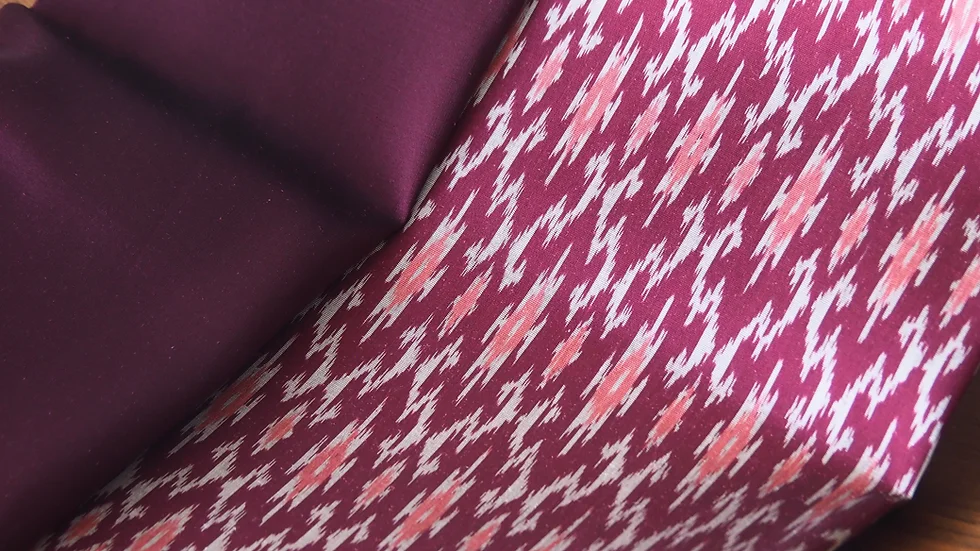 (ผ้าชุด)ไหมมัดหมี่ชุด 3ตะกอ ไหมแท้ (ผ้าลาย 2หลา+สีพื้น2หลา) พื้นสีม่วงแดงเข้ม รหัส M3-CT-102768