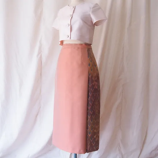 กระโปรงผ้าไหม ตัดสำเร็จ ผ้าไหมสีพื้นแทรกลายผ้าไหมมัดหมี่ ไซส์ L เฉดสีชมพูกะปิ รหัส WM-CT-SKU102461