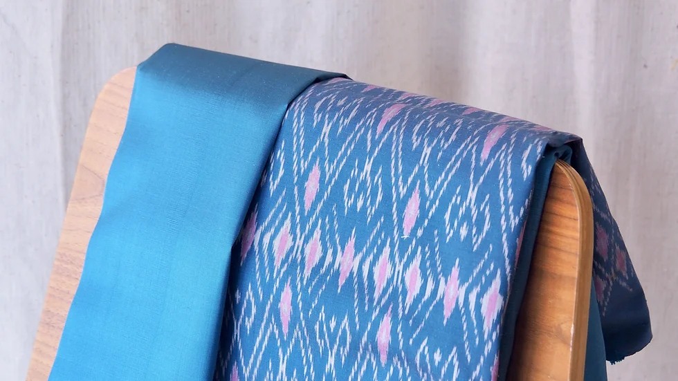 (ผ้าชุด)ไหมมัดหมี่ 3ตะกอ ไหมแท้ (ผ้าลาย 2หลา+สีพื้น2หลา) ลายขออุ้มหน่วย พื้นสีฟ้าทะเล รหัส M3-CT-052067