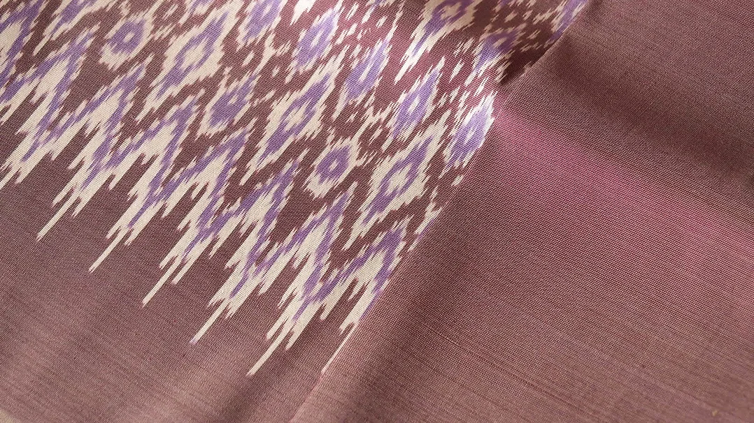 (ผ้าชุด) ผ้าไหมมัดหมี่ไหมแท้ (ผ้าลาย2หลา+สีพื้น2หลา) ลายจับหว่านดอกแก้ว พื้นสีน้ำตาลเข้ม รหัส M2B-CT-102302