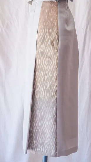 กระโปรงผ้าไหม ตัดสำเร็จ ผ้าไหมสีพื้นแทรกลายผ้าไหมมัดหมี่ ไซส์ M เฉดสีเทา รหัส WM-CT-SKU102306