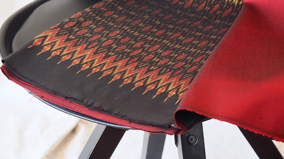 (ผ้าชุด) ผ้าไหมมัดหมี่ไหมแท้ (ผ้าลาย2หลา+สีพื้น2หลา) สีแดง รหัส M2B-CT-103030