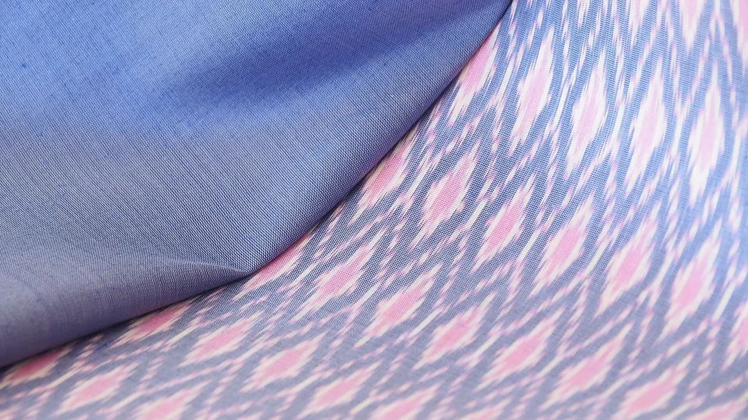 (ผ้าชุด) ผ้าไหมมัดหมี่ไหมแท้ (ผ้าลาย2หลา+สีพื้น2หลา) ลายดวงแหดอกแก้ว พื้นสีเทาเย็น รหัส M2B-CT-102415