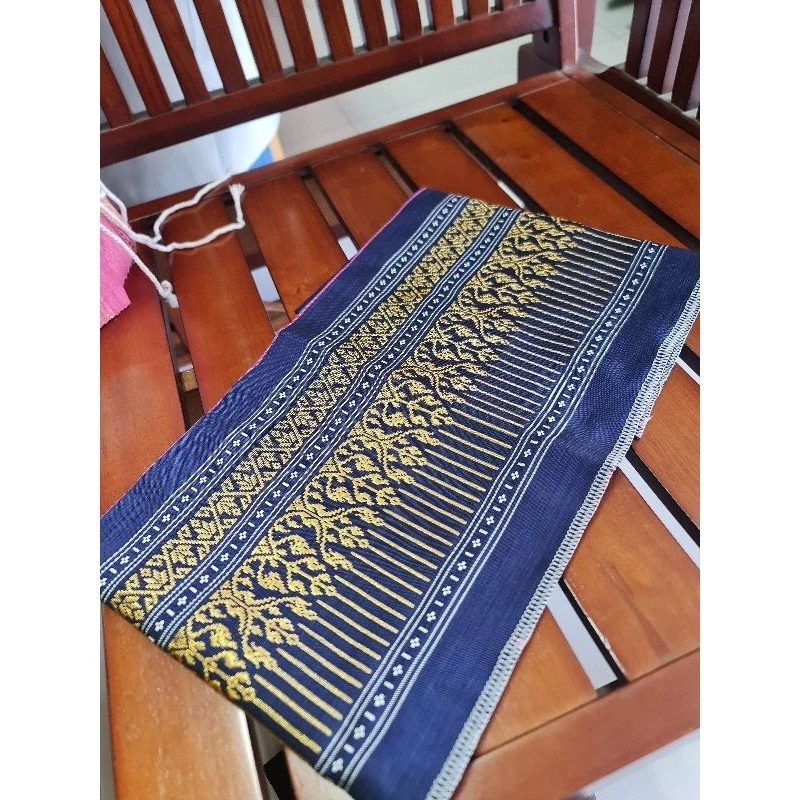 ตีนต่วยไหมแท้ทอมือยกดิ้นทอง ขนาด 7.5นิ้วx2เมตร สีน้ำเงิน รหัส WN-119-05076819