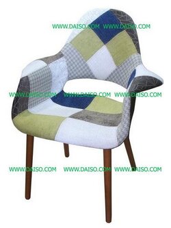 เก้าอี้มีท้าวแขนแนวเรโทร