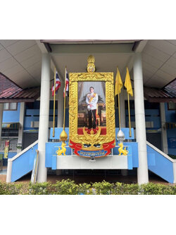 ซุ้มเฉลิมพระเกียรติ ไฟเบอร์กลาส สำหรับ รพสต พร้อมตราสัญลักษณ์ พานพุ่ม และป้ายหน่วยงาน DOS-ZM-70