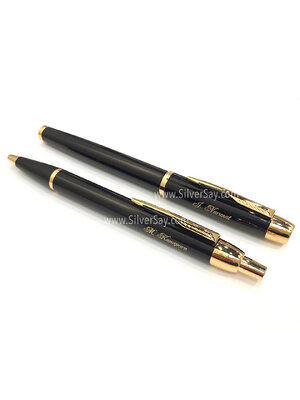 สลักชื่อ "J. Narunat" และ "M. Kanaporn" บนปากกา Parker