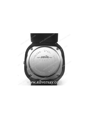 สลักชื่อ "แทนไท" ประกบด้วยลวดลาย บนนาฬิกา