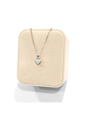 จี้หัวใจฝังเพชรสวิสเต็มหน้า สลักชื่อ "TK" ด้านหลัง