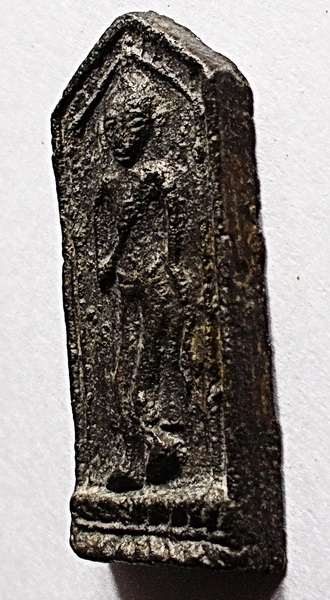 พระลีลา พิมพ์ห้าเหลี่ยม เนื้อชิน หลวงพ่อโต วัดวิหารทอง จ.ชัยนาท ปี 2460