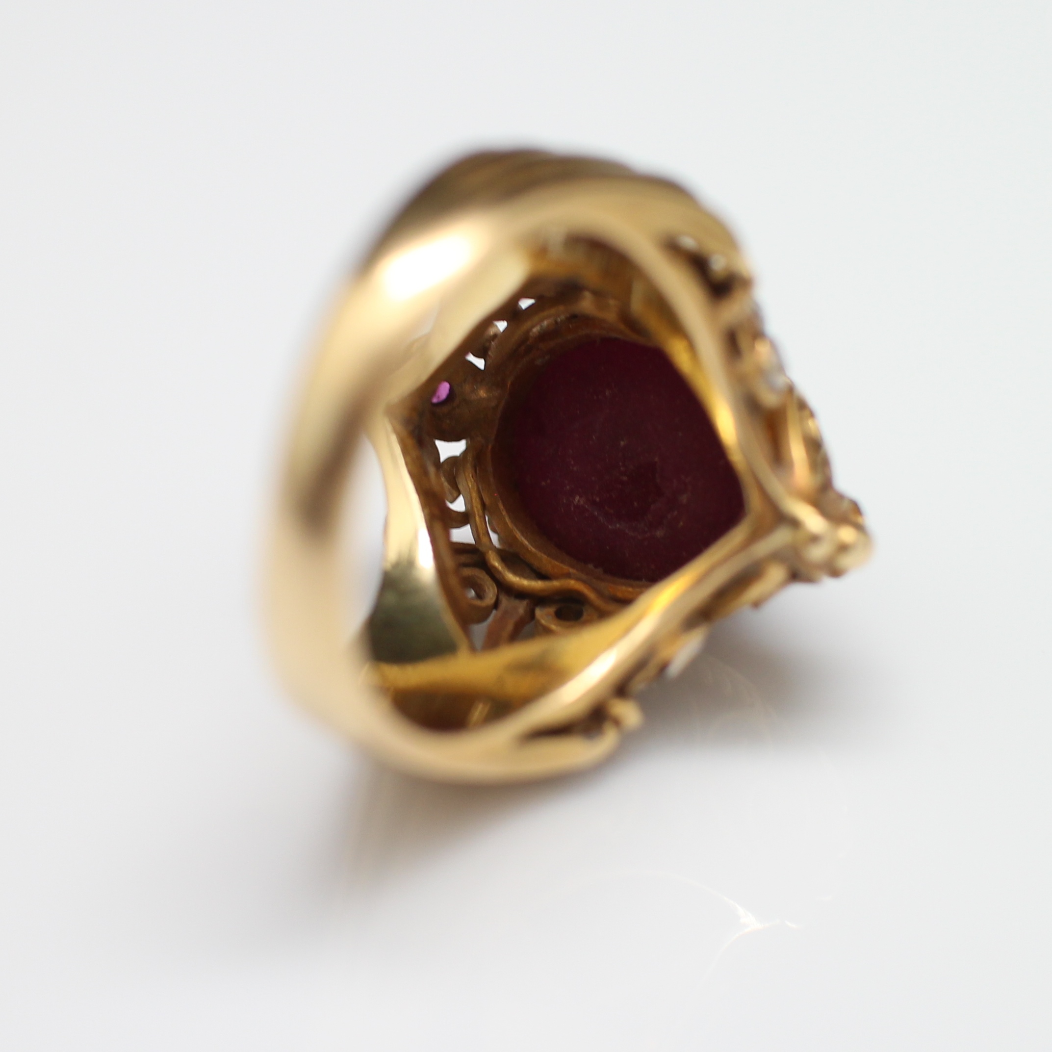 RG250116 แหวนทับทิมเจียรไน ประดับเพชรแท้ ฉลุลาย ทองแท้ 90% นน.รวม 14.5 กรัม ขนาดแหวน 54 งานรุ่นเก่า หายาก