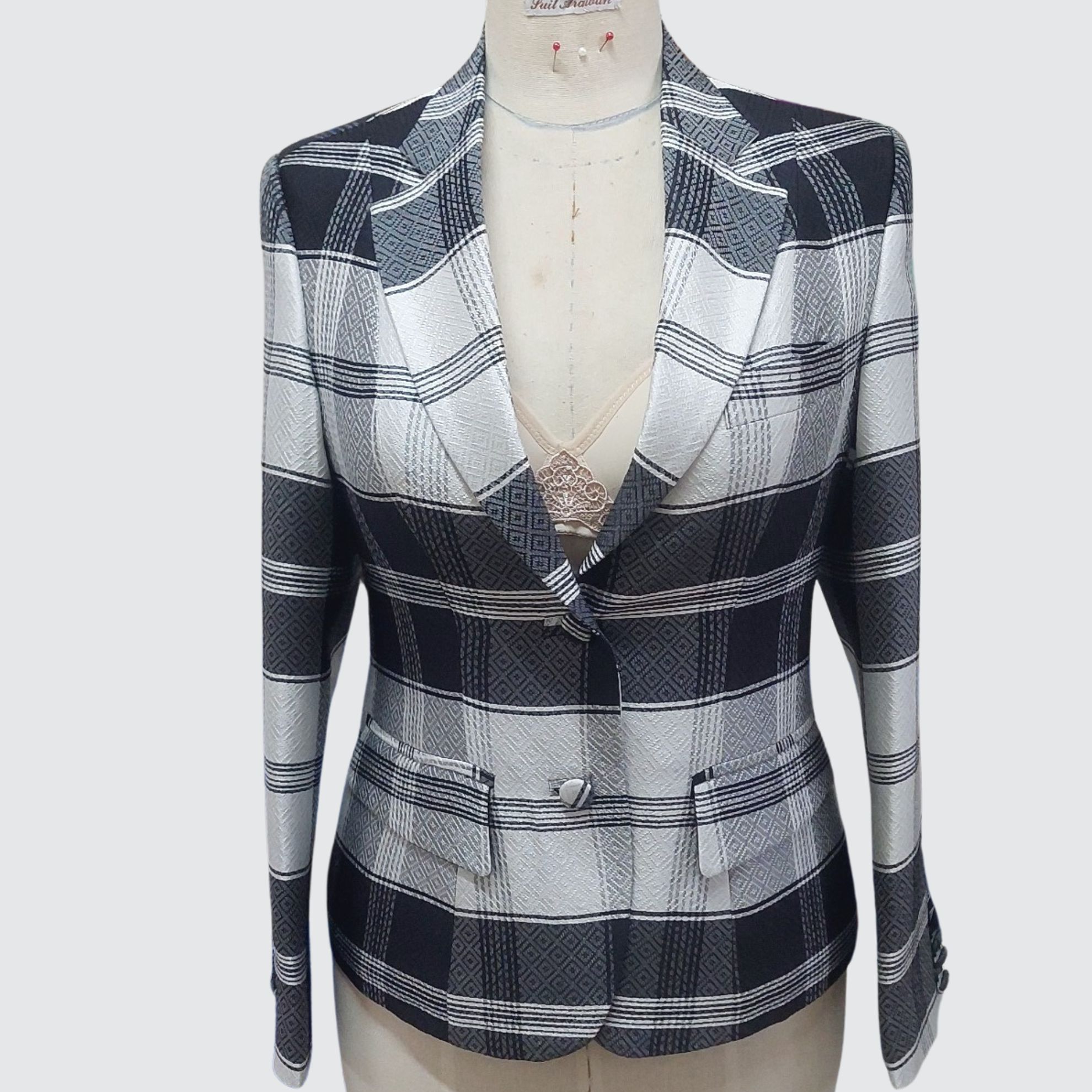 สูทหญิงแขนยาว ตัดเย็บจากผ้าไหมโสร่ง ไหมแท้ 100% | ตัดเย็บตามรูปร่าง | เลือกผ้า ส่งไซส์ได้