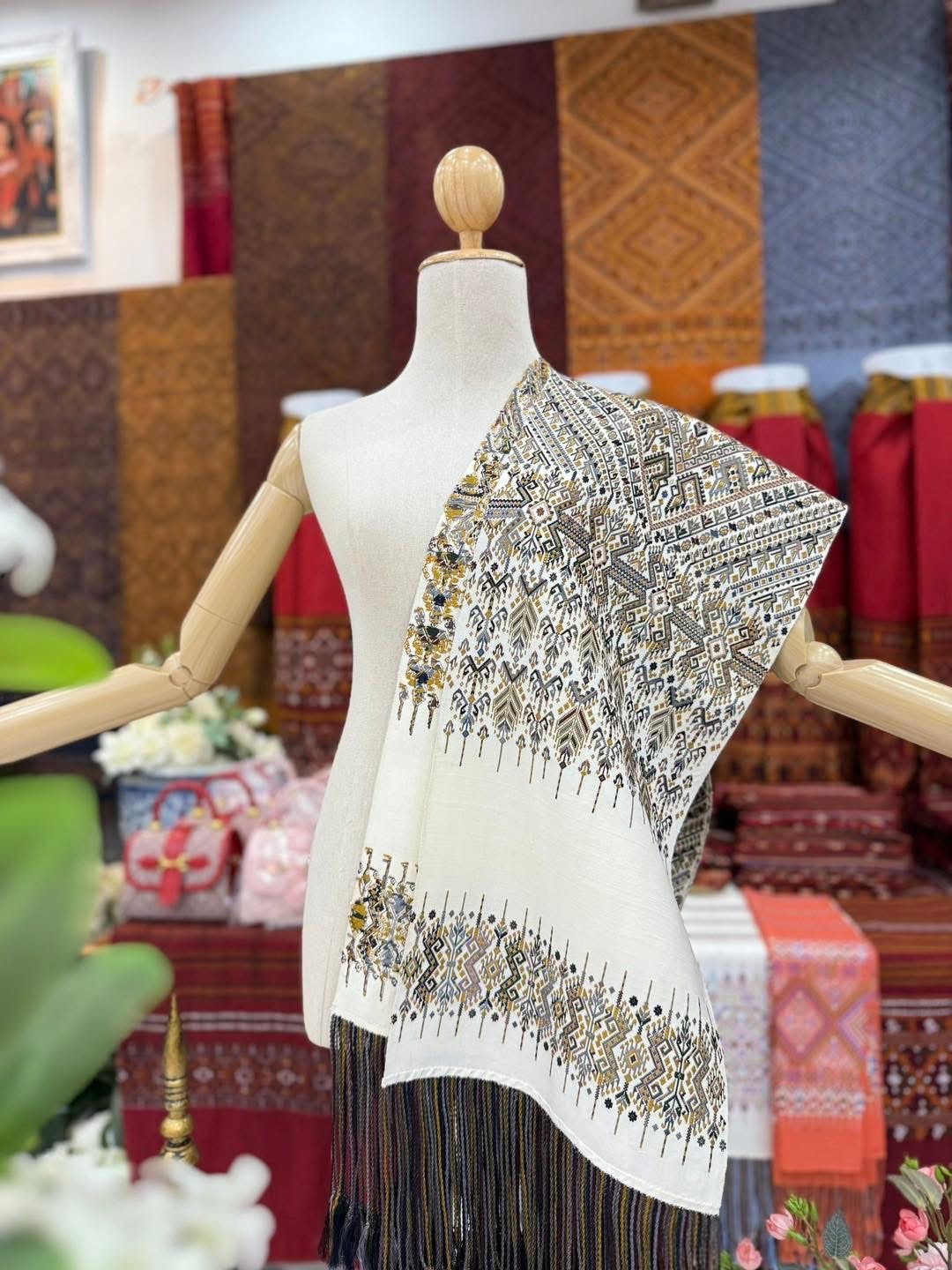 ผ้าพันคอ ไหมแพรวา ไหมแท้ ขนาด 28x243ซม. พื้นสีครีมขาว รหัสZE-BM-1113681