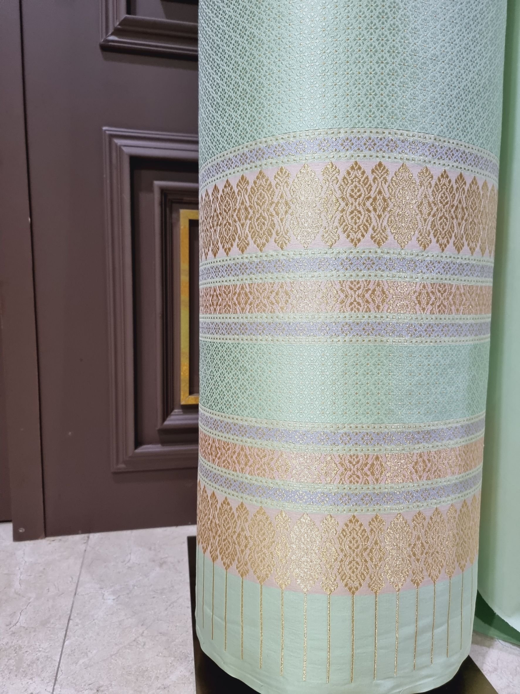 (ผ้าชุด)ผ้าไหมยกดอกลำพูน ขนาด 1.03x4.49เมตร พื้นสีเขียวพาสเทล รหัส N90-29-TR0213