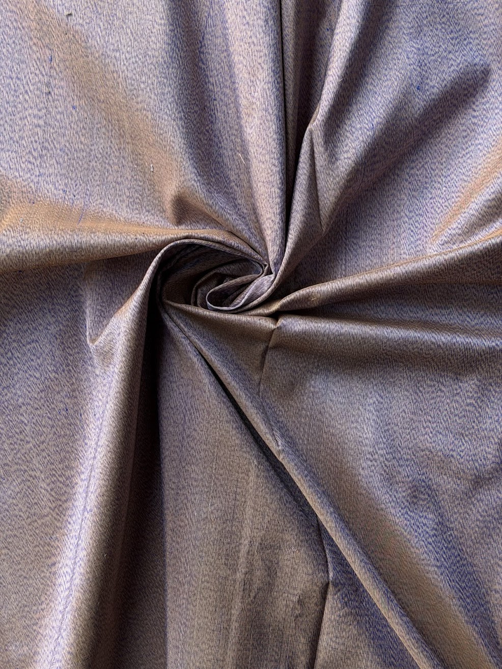 ผ้าไหมหางกระรอก ไหมบ้าน เนื้อหนา สีเทาฟ้าเหลือบน้ำตาล ตัดขายตามความยาวเมตร รหัส R1N-NY-1121681
