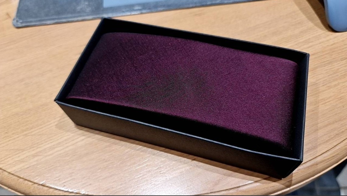เนคไทผ้าไหมสีพื้น เนื้อเรียบ ขนาดกว้าง 2.5นิ้ว สีแดงเปลือกมังคุด รหัส NA-CT-102861