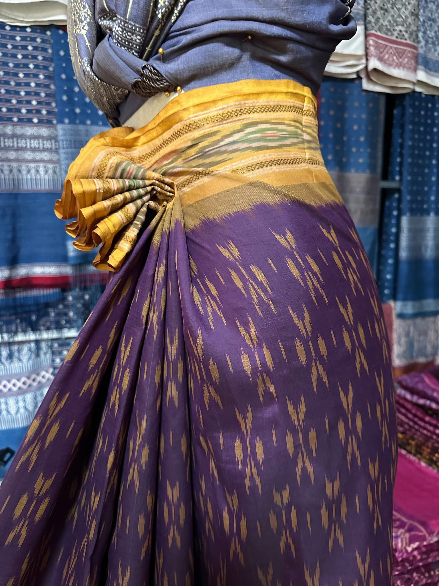 ซิ่น ไหมมัดหมี่ ผ้าปาโตล่า ขนาด 113x220ซม. ท้องผ้าสีม่วงเชิงเหลือง รหัส N9-SIL-051768A24