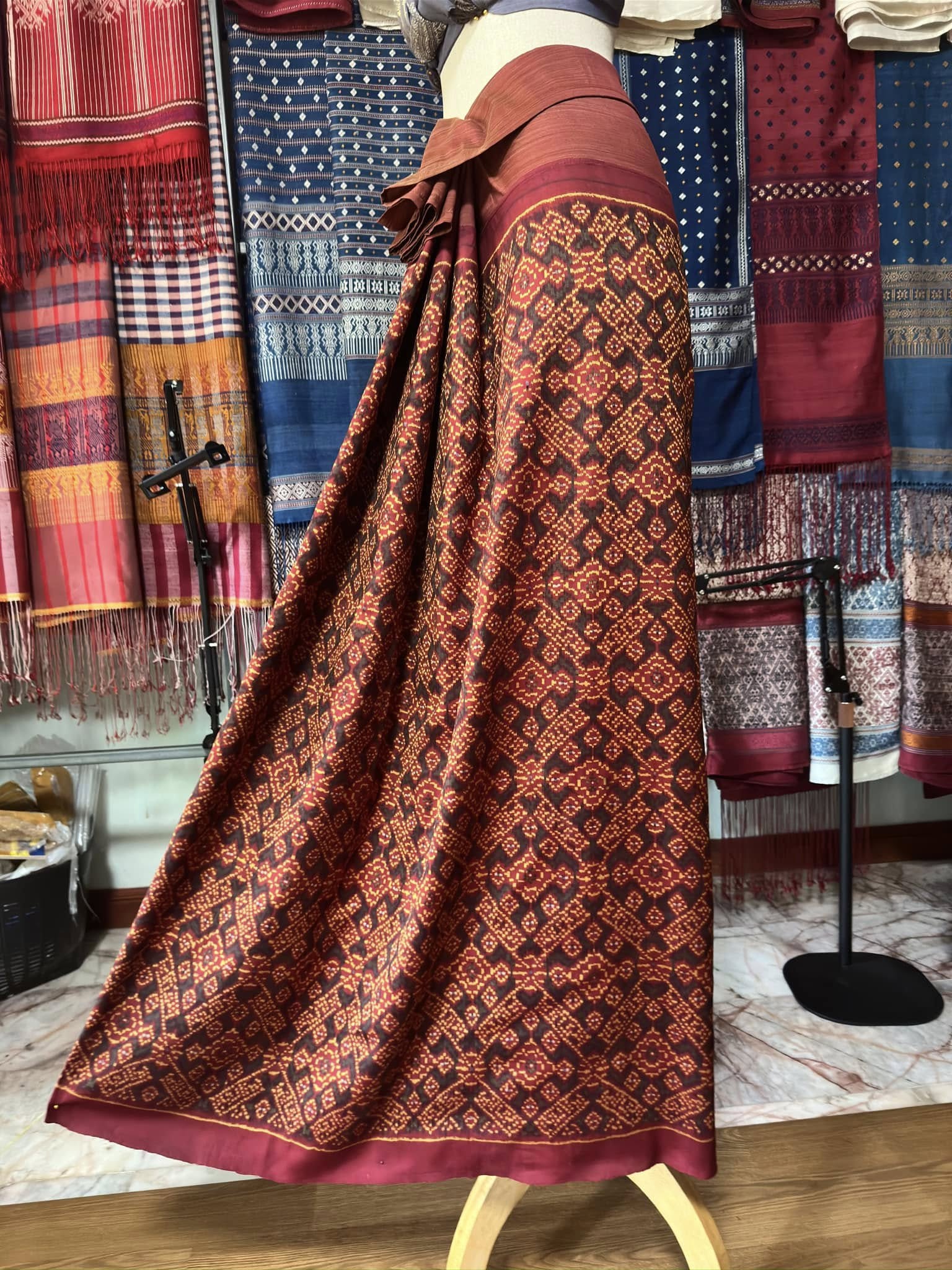 ซิ่น พระตะบอง ผ้าจามทอสามตะกอ ขนาด 120x185ซม พื้นสีแดง รหัส N9-SIL-AJ21