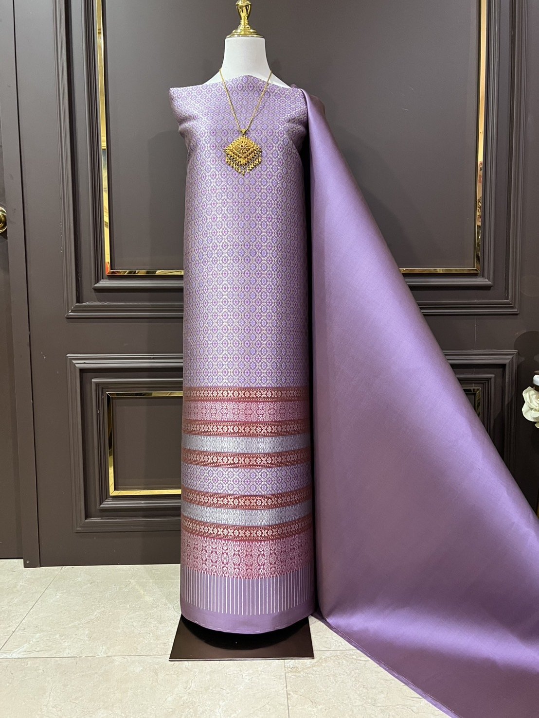 (ผ้าชุด)ผ้าไหมยกดอกลำพูน ยกดอกดิ้นเงิน ขนาด 1.02x4.44เมตร ลายแก้วกัลยา พื้นสีม่วง รหัส N90-29-TR0498