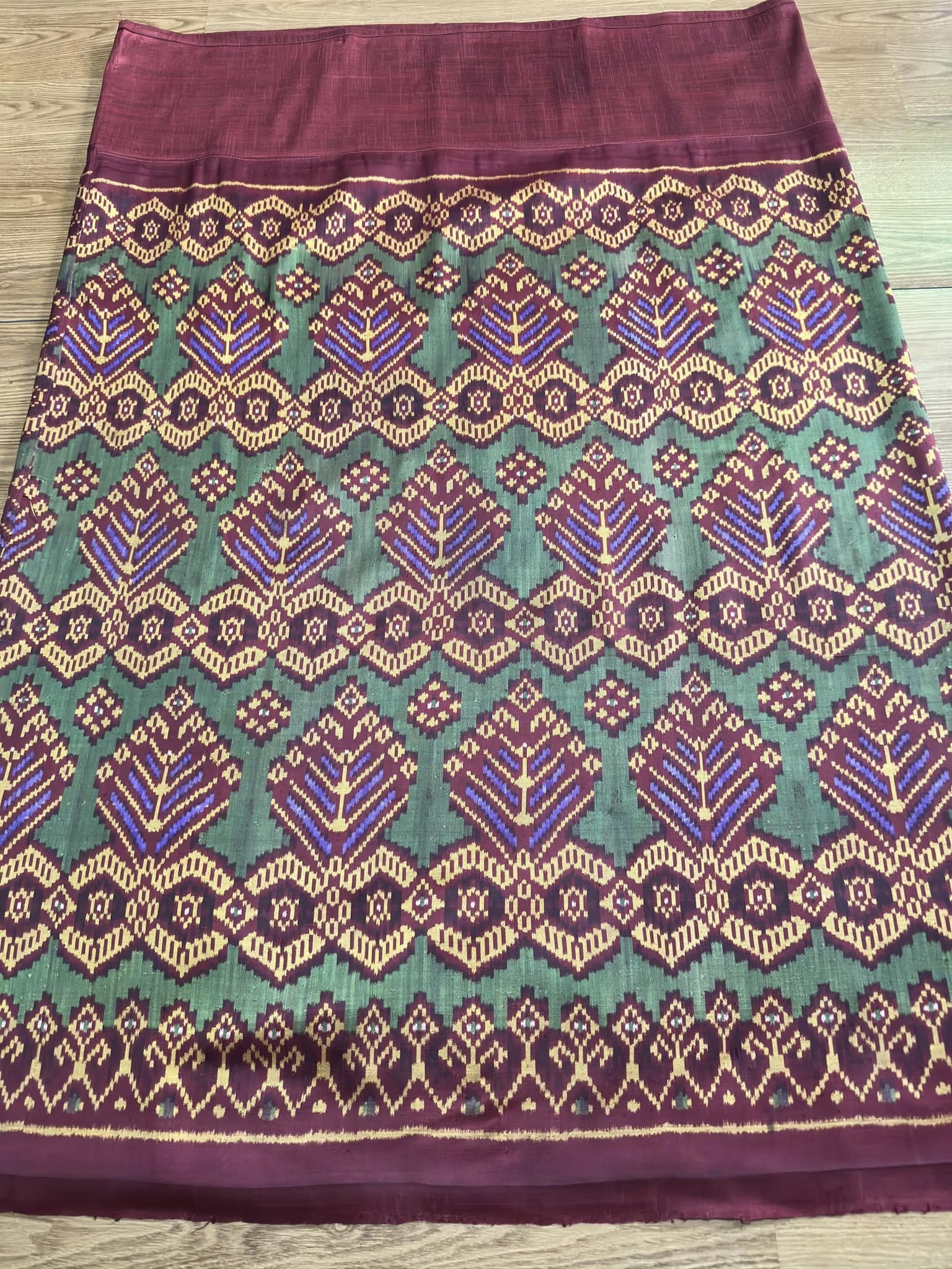 ซิ่น พระตะบอง ผ้าจามทอสามตะกอ ขนาด 112x160ซม สีแดง รหัส N9-SIL-AJ13