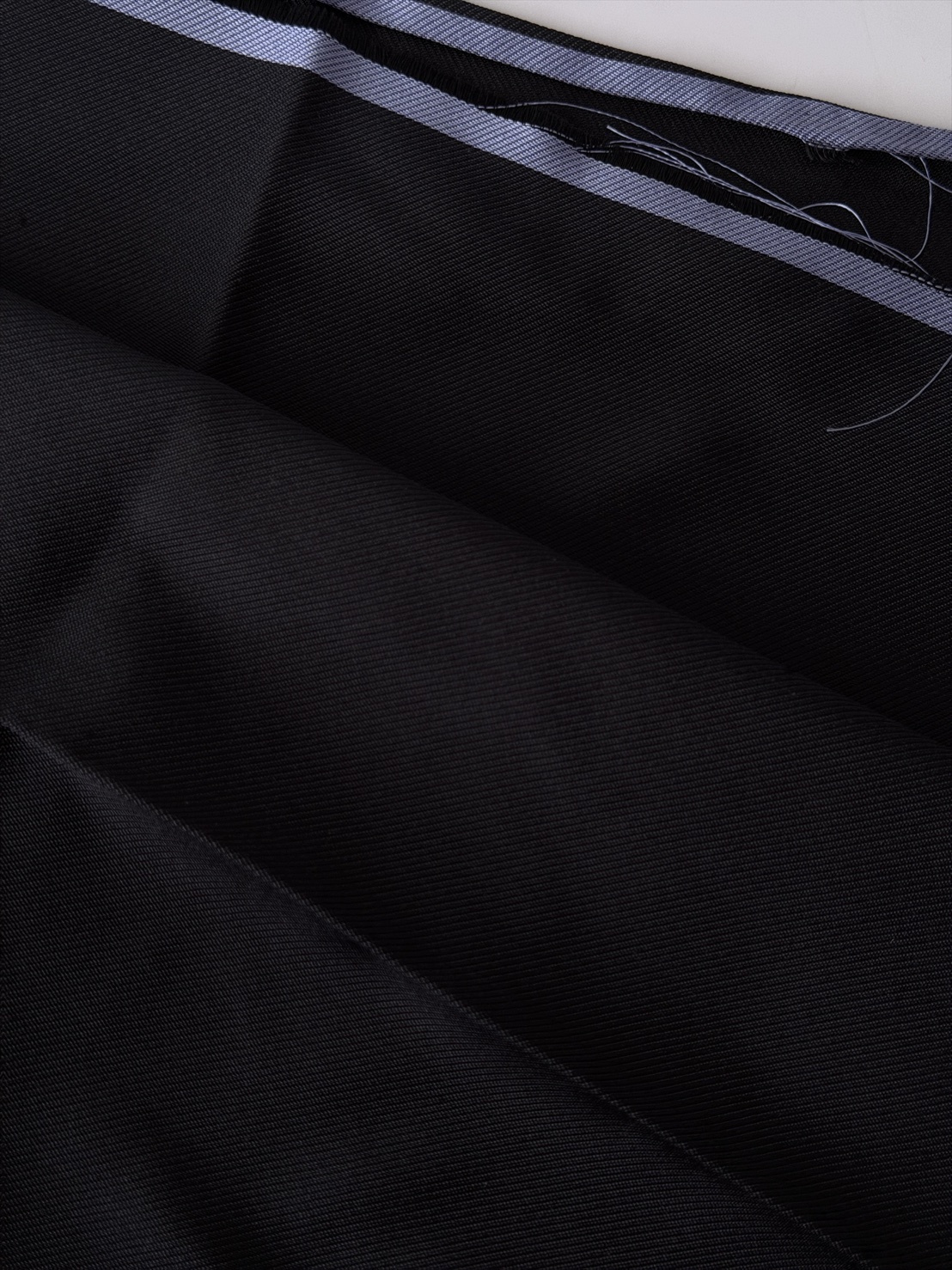 ผ้าไหมยก 4ตะกอ สีพื้นเนื้อลูกฟูก ไหมแท้ สีดำ (ราคาต่อเมตร) รหัส B-119-1058WA14