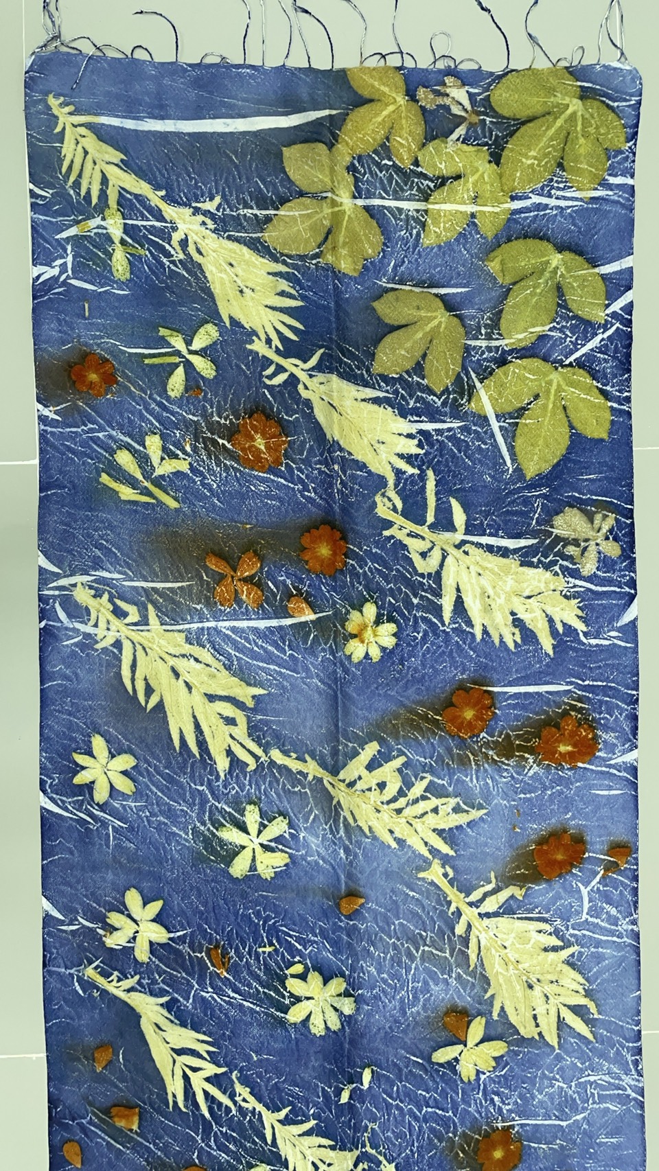 ผ้าคลุมไหล่ผ้าไหม Eco print เนื้อยกดอก มีชายครุย ขนาด 60x180ซม. สีน้ำเงิน รหัส ECO -82-11146816