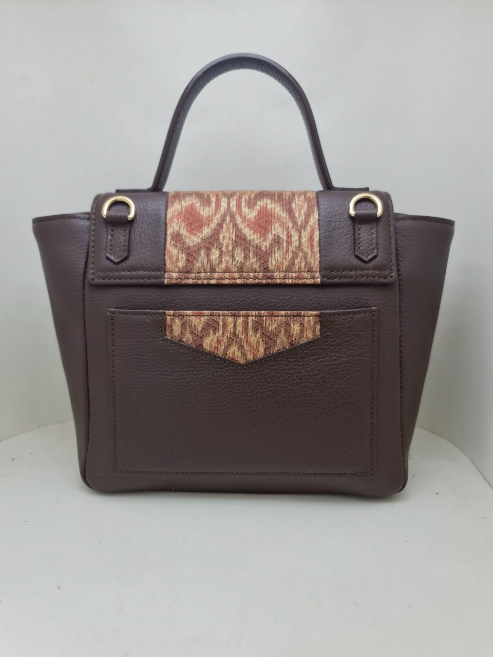 กระเป๋าหนังวัวแท้ แต่งลายผ้าไหมแท้ พร้อมสายสะพาย สีน้ำตาล รหัส GLA-119-042268