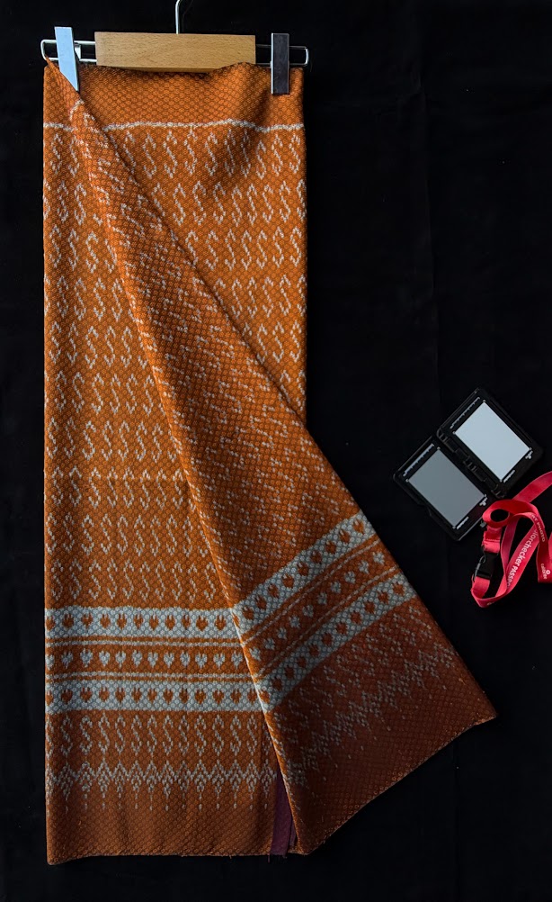 ซิ่น ผ้าไหมมัดหมี่ ทอยกดอก 6ตะกอ ขนาด 1x2 เมตร ลายขอพระราชทาน สีส้มอมเหลือง รหัส PCS-NY-1122686