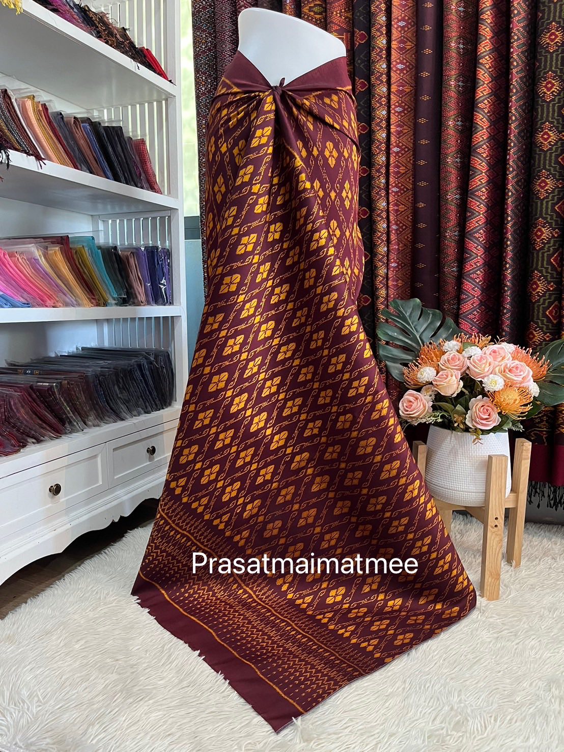 ซิ่น ผ้าไหมมัดหมี่ 3ตะกอ ขนาด 1x2เมตร ลายดอกรัก พื้นสีน้ำตาล รหัส R2Q-PS-05076844