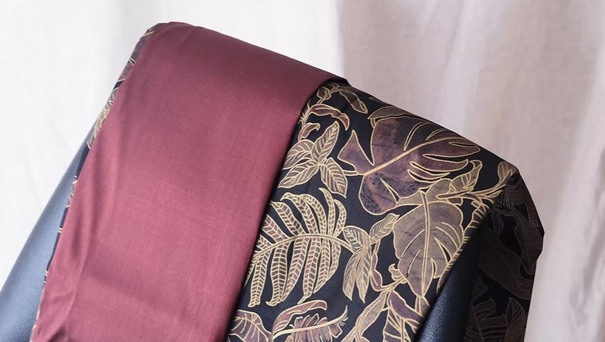 (ผ้าชุด)ไหมพิมพ์ลาย ไหมแท้ ขนาด 1x4หลา (ผ้าลาย2หลา+สีพื้น 2หลา) สีแดงเลือดหมู รหัส A40-CT-102714