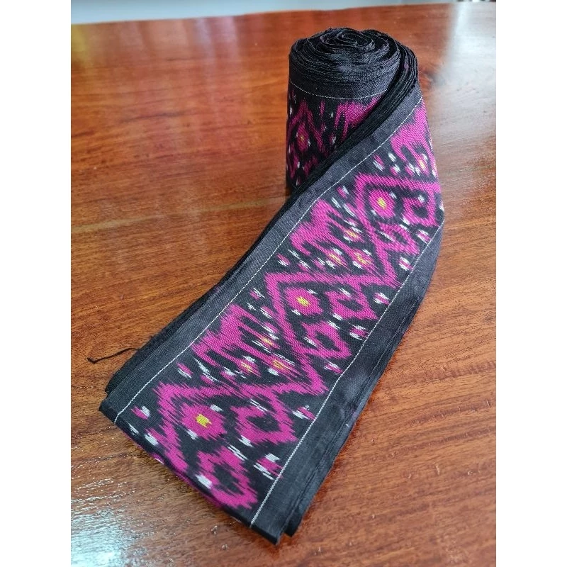 ตีนซิ่นไหม ลายมัดหมี่ ทอมือ ขนาด 4.5นิ้วx2เมตร สีม่วงชมพู รหัส WN-119-0507687