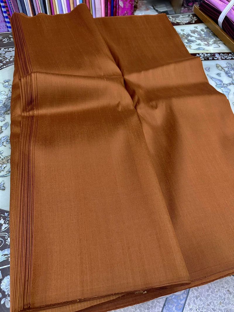 ผ้าไหมสีพื้น ไหมลืบเนื้อหยาบน้อย สีแก่นบวร ขายตามความยาวหลา รหัส D-ST-0519681117