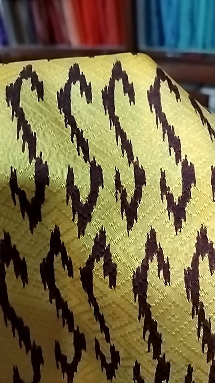 ผ้าไหมพิมพ์ลาย เนื้อยกดอก (ราคาต่อหลา) ลายขอพระราชทาน สีเหลือง รหัส A4-NY-0218680