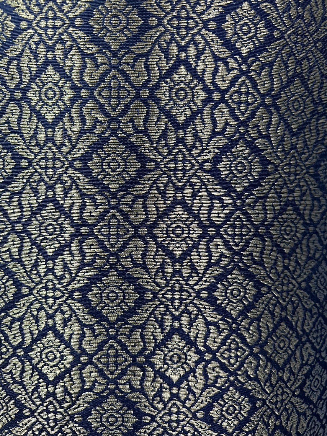 (ผ้าชุด)ผ้าไหมยกดอกลำพูน ยกดอกดิ้นเงิน ขนาด 1.03x4.43เมตร ลายแก้วดารา พื้นสีน้ำเงิน รหัส N90-29-TR0535