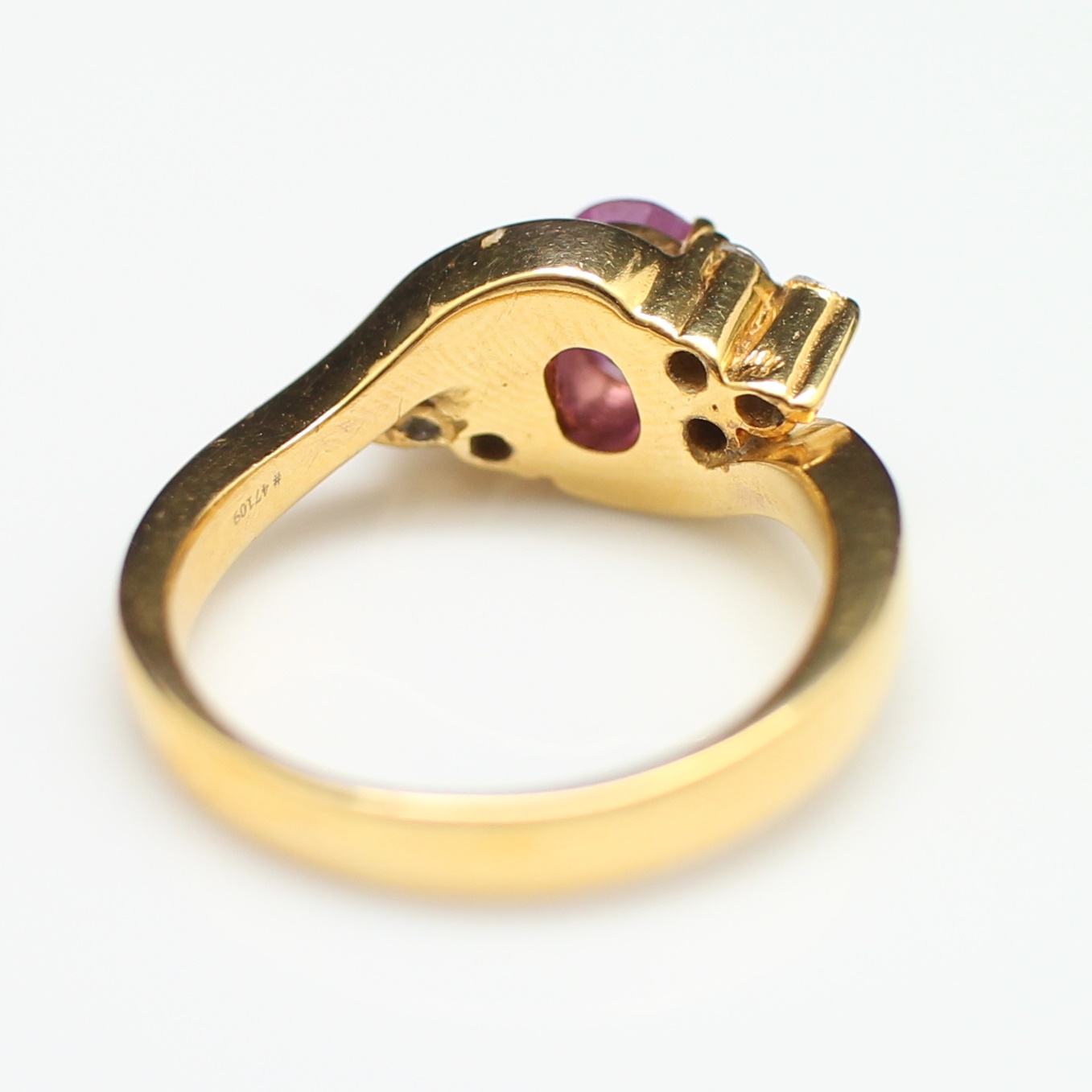 RG250205 แหวน Pink sapphire ล้อมพลอยขาว ทองแท้ 18k นน.รวม 6.3 กรัม ขนาดแหวน 51