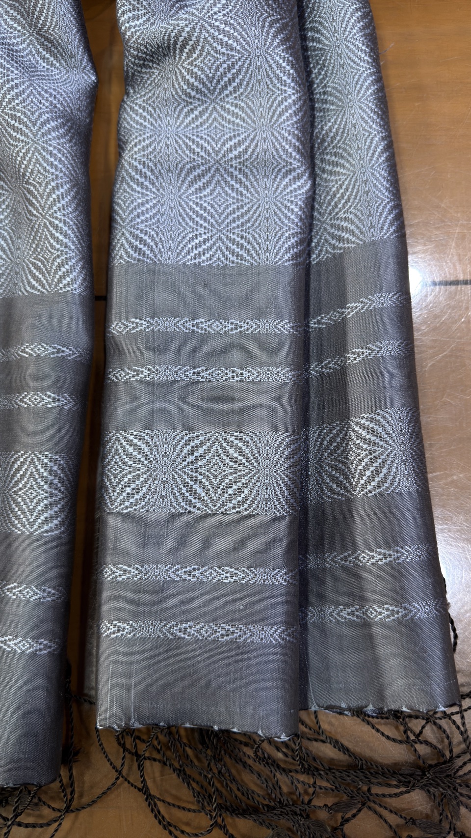 ผ้าคลุมไหล่ผ้าไหม ไหมแท้ ยกดอกลีลาวดี เนื้อละเอียด ขนาด 63x200ซม. สีเทาเข้ม รหัส ZYG-AA-111868174