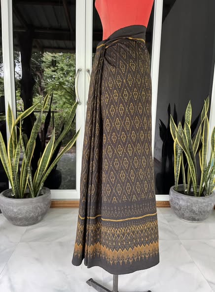 ซิ่น ผ้าไหมมัดหมี่ ทอยกดอกลูกแก้ว ขนาด 1x2เมตร ลายมะเขือ พื้นสีดำ รหัส L9A-30-1031682