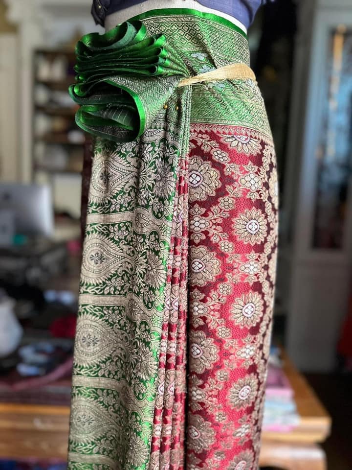 ซิ่น ผ้าปาโตล่า เส้นยืนไหมแท้ ขนาด 112x460ซม. พื้นสีแดง สีเขียว รหัส N9-SIL-GK2