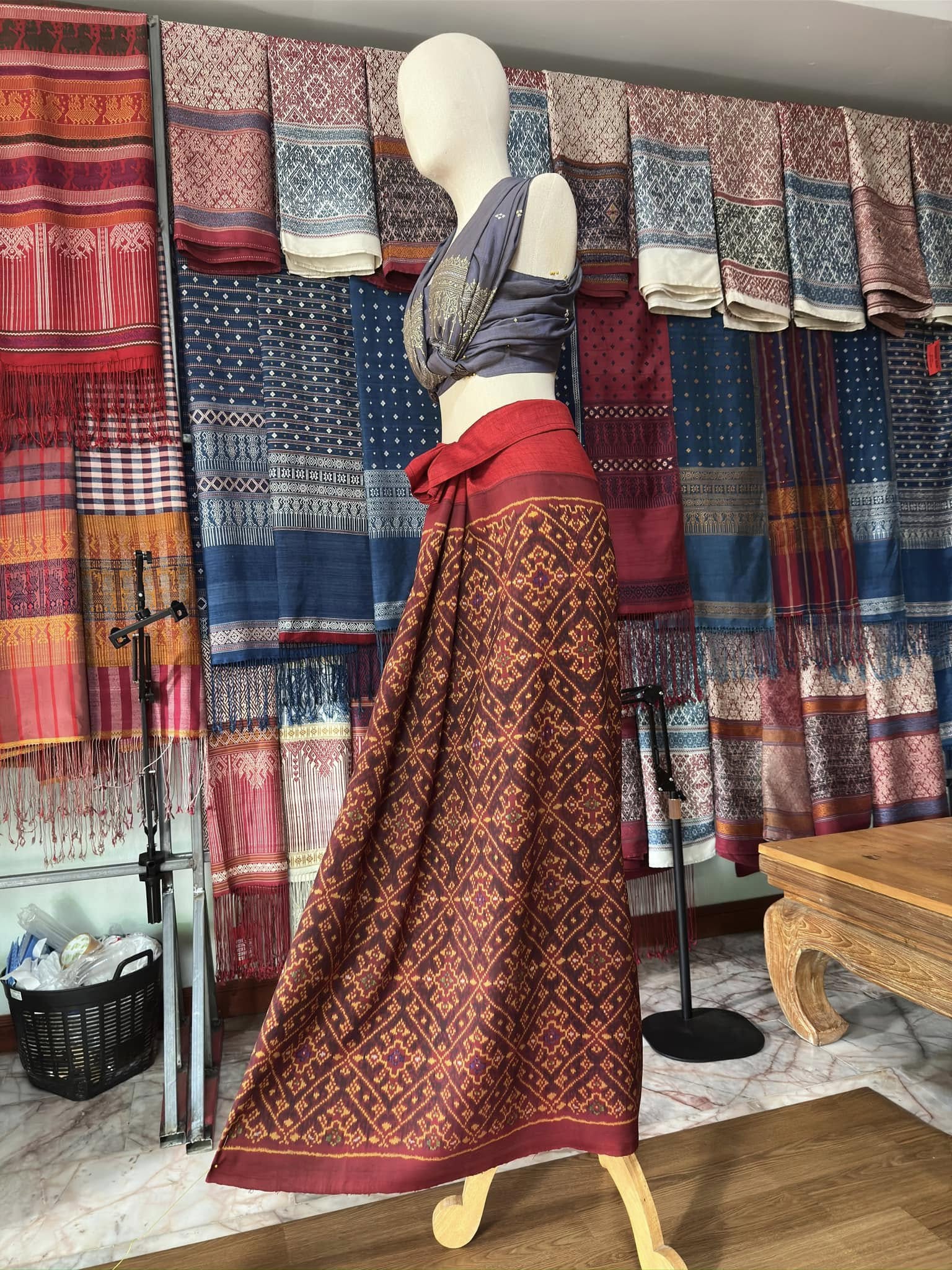 ซิ่น พระตะบอง ผ้าจามทอสามตะกอ ขนาด 118x160ซม พื้นสีแดง รหัส N9-SIL-AJ10