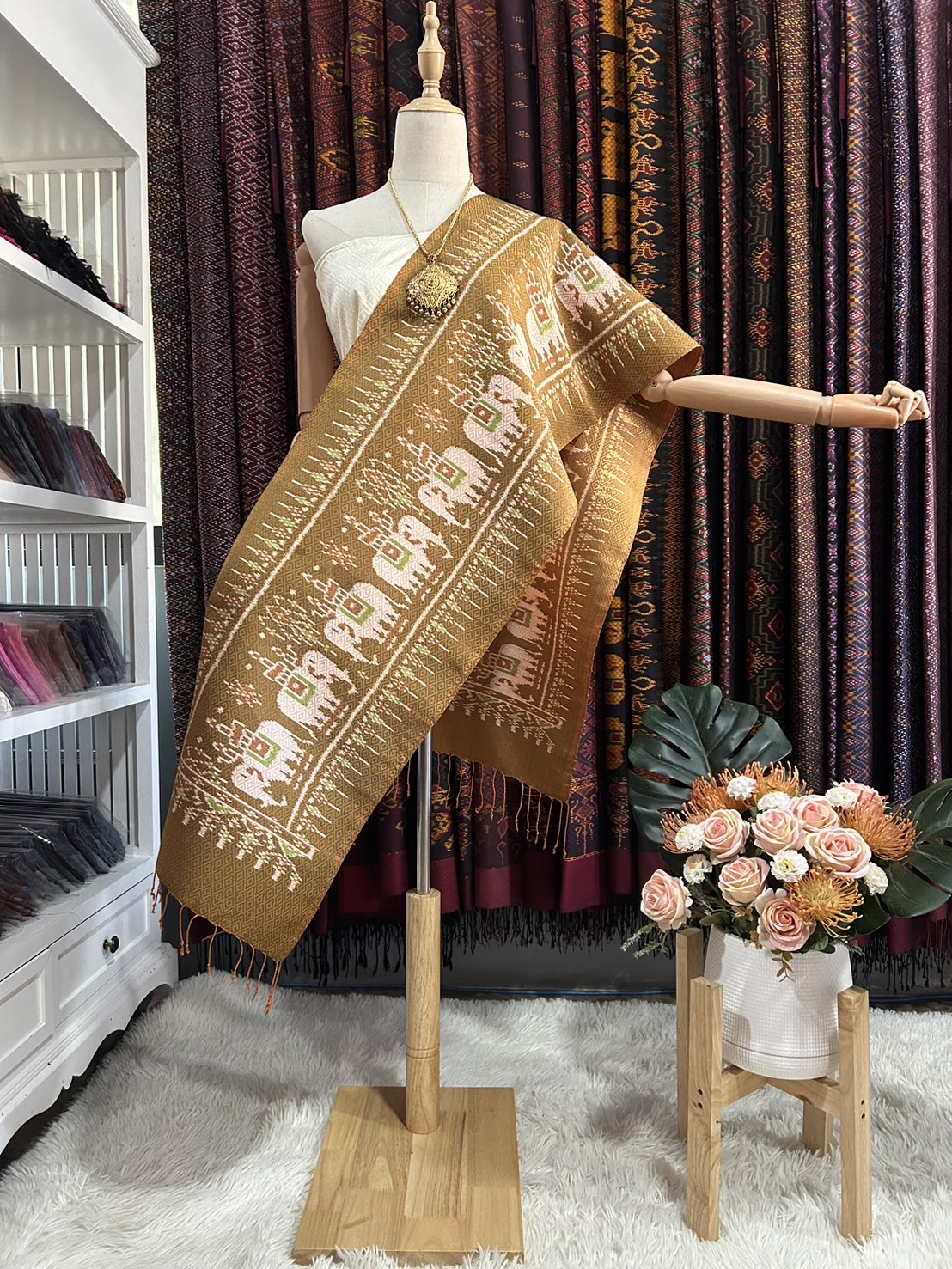 ผ้าพันคอไหม ผ้าไหมทอยกดอก 5ตะกอ ขนาด 35x190ซม.ลายช้าง มีหน้านางชายครุย พื้นสีน้ำตาลทอง L4E-PS-04246717376