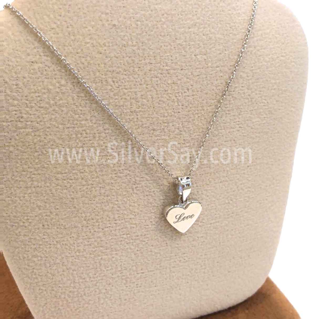 จี้หัวใจสลักคำว่า "Love"