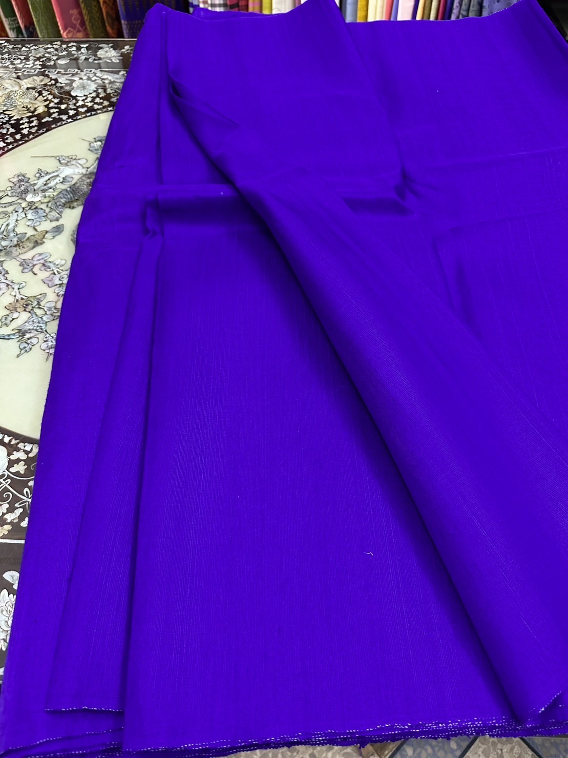 ผ้าไหมสีพื้น ไหมลืบเนื้อเบา ไหมแท้มีขี้ไหม สีม่วงน้ำเงินเข้ม (ราคาต่อหลา) รหัส D-ST0328661