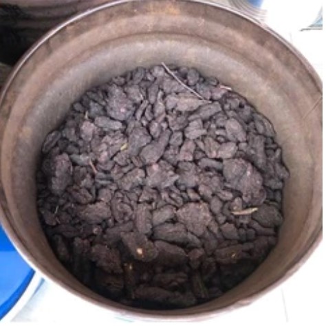 ครั่ง ใช้สกัดย้อมสีผ้า บรรจุ 1 กิโลกรัม ใช้สกัดสีย้อมไหม ออกสีแดงอมม่วง แดงก่ำ ใช้ในการย้อมสีธรรมชาติเส้นไหม รหัส 76-AA-0317681