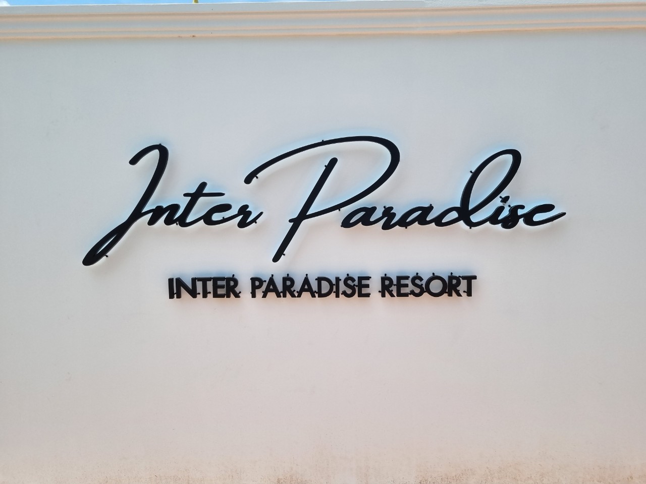 ป้ายอักษรซิงค์พ่นสีดำ ไฟออกหลัง '' Inter Paradise ''