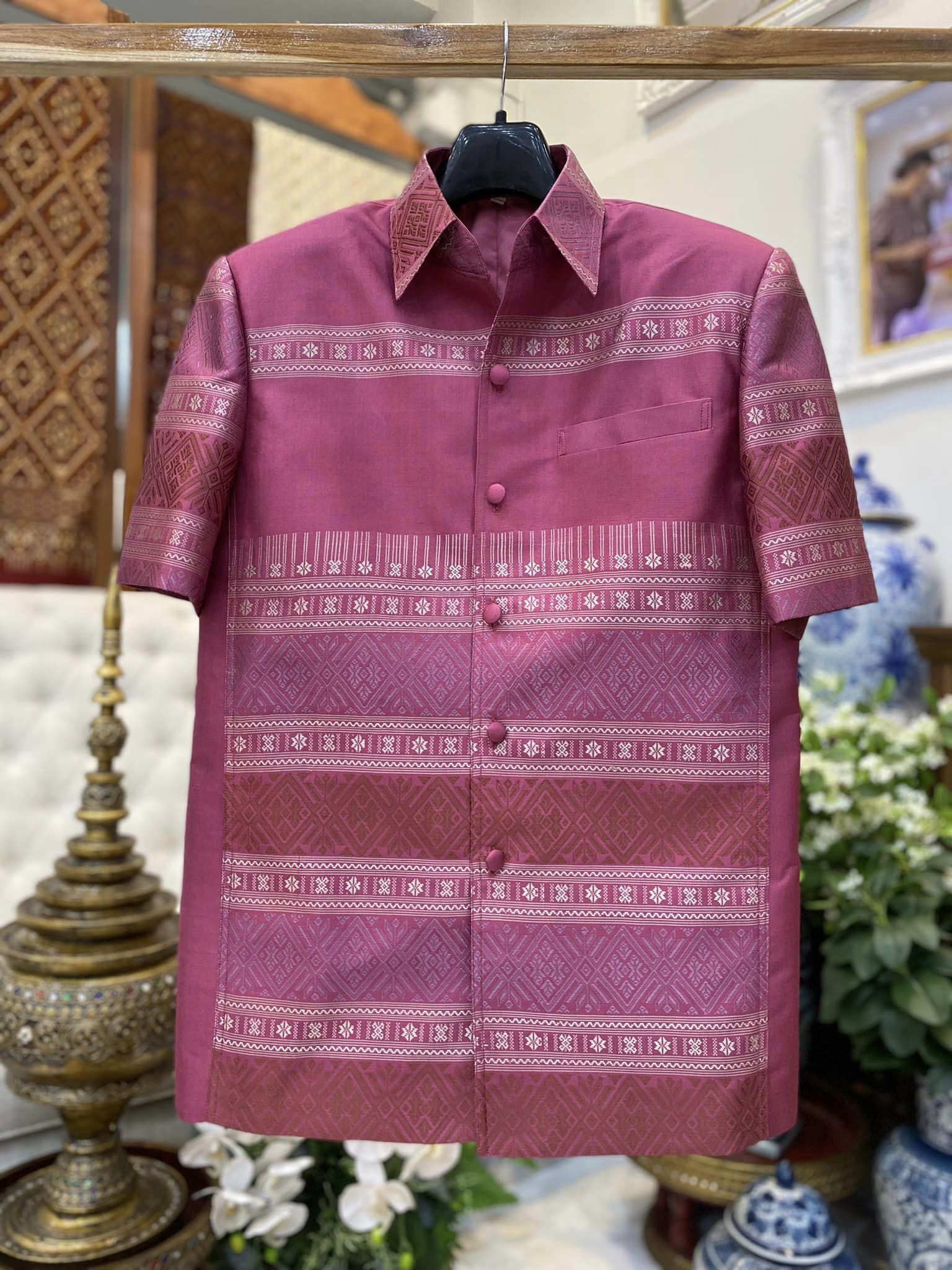 เสื้อสูทไหมแพรวา แขนสั้น พื้นสีชมพูเข้ม เลือกไซส์ รหัส DR-BM092966110019