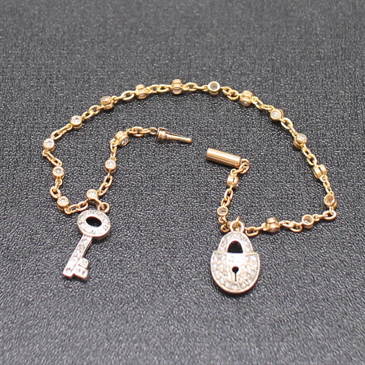 BL25157 สร้อยข้อมือแม่กุญแจ เพชรกุหลาบ 0.80 กะรัต ทองแท้ 18k นน.รวม 4.5 กรัม ยาว 17.5 ซม.