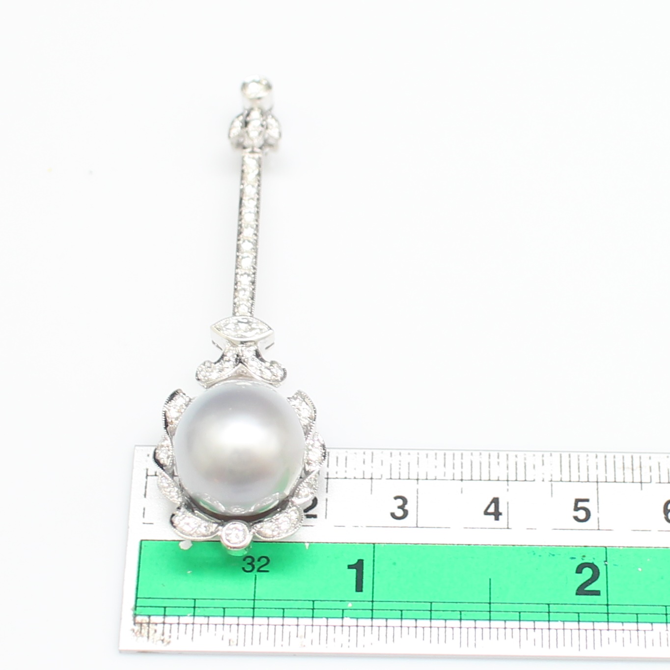 CL25069 เข็มกลัดมุกเซ้าซี มุกแท้ 14.5 มิล เพชรมาคีย์ 0.20 กะรัต เพชรรวม 1.25 กะรัต ทองแท้ 18k ขาว นน.รวม 12.9 กรัม