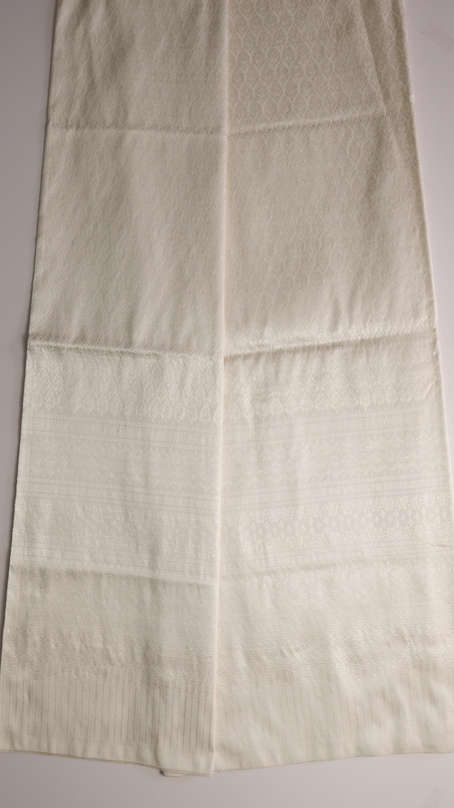 ซิ่น ผ้าไหมยกสุรินทร์ ไหมแท้ 32ตะกอ ขนาด 1x2เมตร ลายใบไม้ สีขาวครีม N11-NY-0902671601