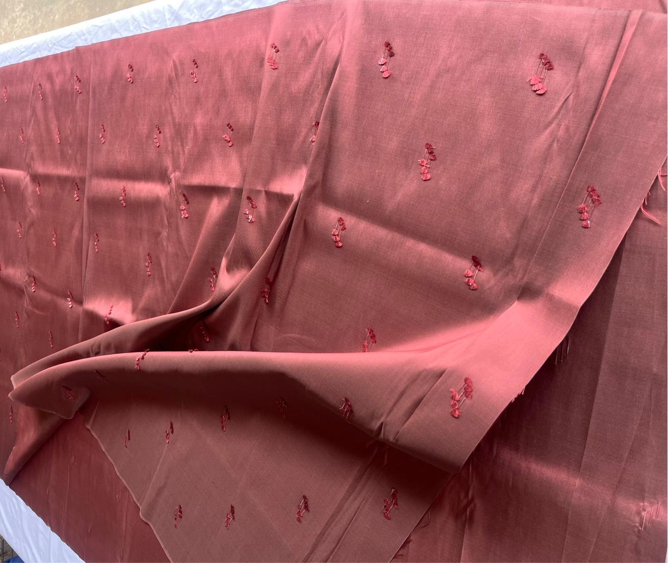 ผ้าพันคอ ลายแฟนซี ไหมแท้ แต่งลายโบว์ สีแดงอมชมพู ขนาด1เมตรx1.45เมตร รหัส MC-CT-ME-0825681